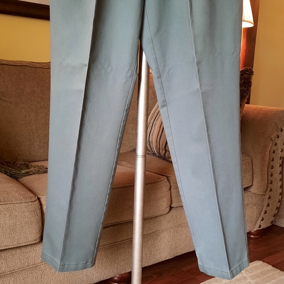 Men's Dockers Classic Pleat Pants - Picture 3 of 7